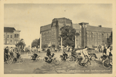 865023 Afbeelding van een lange rij fietsers op de rotonde op het Leidseveer te Utrecht, met op de achtergrond de ...
